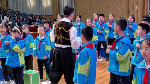 《阳光牵着我的手》人音版四下音乐