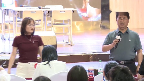 人教版PEP四年级英语下册《Unit 3 Weather Part B Let s talk》云南