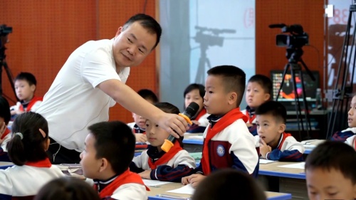 《小数的初步认识》2025人教版小学数学三年级名师观摩课视频-俞正强