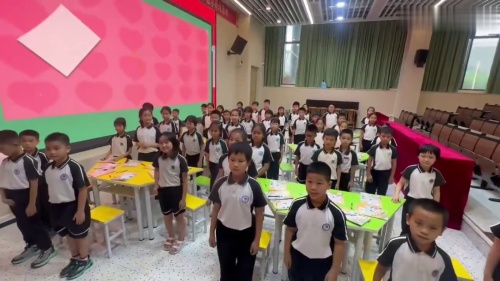 《U2 Expressing yourself A Let s spell》2025新人教三下英语展示课视频