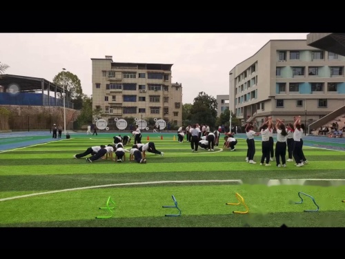 《发展足球活动的能力》观摩课教学视频-五年级体育-跨学科体育教学研讨活动