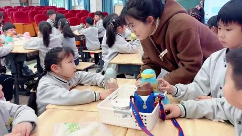 《天空的颜色》领南版一上美术基于