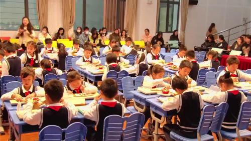 《我给瓶子穿新衣》2025人教版三下美术展示课视频