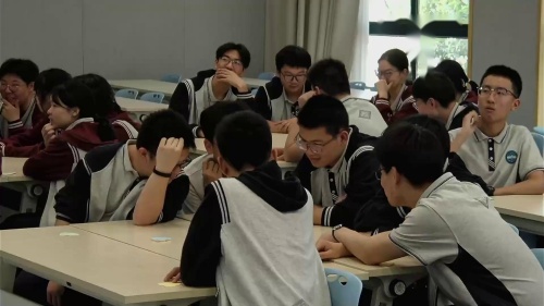 《在AI时代 做自己创意的追光者》2025高中年级教育班会课视频