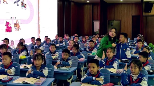 《日月潭》部编版二上语文青年教师