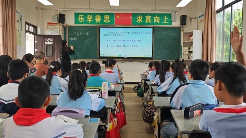 《金字塔》部编版五下语文2025AI赋