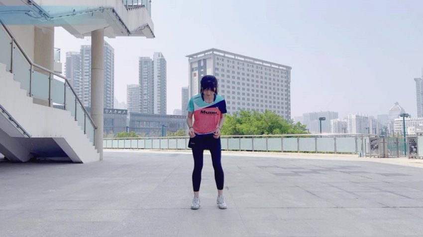 嘉嘉羽毛球基础到进阶全攻略：从热身到实战技巧