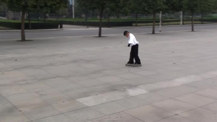 轮滑入门到精通教程：基础滑行/花样技巧/刹车训练